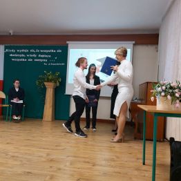 Wręczanie świadectw ukończenia szkoły. 