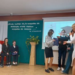 Wręczanie świadectw ukończenia szkoły. 