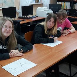 Wykonywanie zadania na zajęciach bibliotecznych.