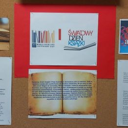 Gazetka w bibliotece.