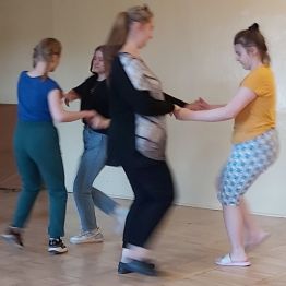 Tańce w rytm ulubionej muzyki.