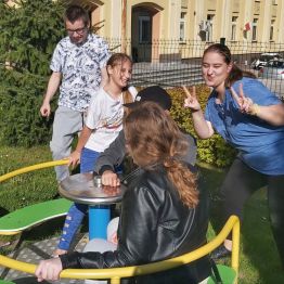 Zadowoleni wychowankowie na karuzeli.