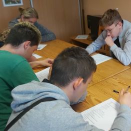 Wychowankowie podczas konkursu starają się wybrać prawidłowe odpowiedzi.
