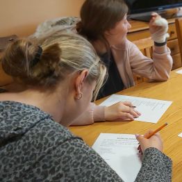 Skupiona uczestniczka konkursu.