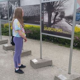 Dziewczynka ogląda wystawę fotografa Jana Siudowskiego..