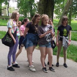Zadowolone dziewczynki wykonują zdjęcia.