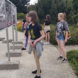 Dziewczynki ogląda wystawę fotografii dawnych Kielc..