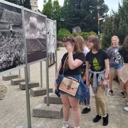 Oglądanie wystawy fotografii.