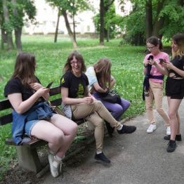 Odpoczynek na ławeczce w parku.