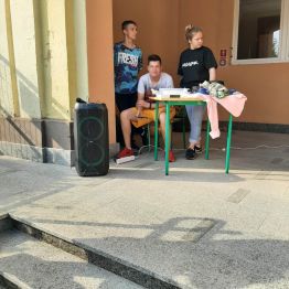 Dzieci i młodzież podczas zabawy.