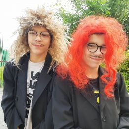 Dzieci i młodzież podczas zabawy.