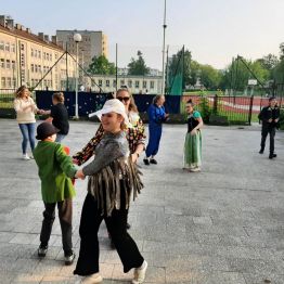 Dzieci i młodzież podczas zabawy.