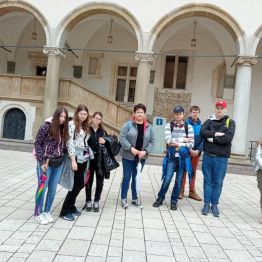 Uczniowie i nauczycielka na dziedzińcu wawelskim