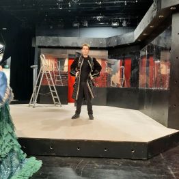 Chłopiec w kostiumie na scenie Teatru podczas wycieczki. 