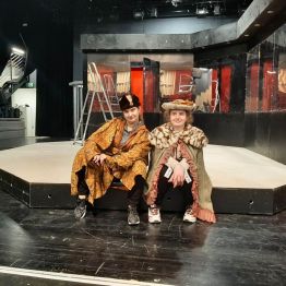 Dziewczynki w kostiumach na scenie Teatru.