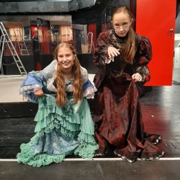 Dziewczynki w kostiumach na scenie Teatru.