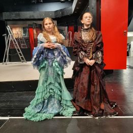 Dziewczynki w kostiumach na scenie Teatru.