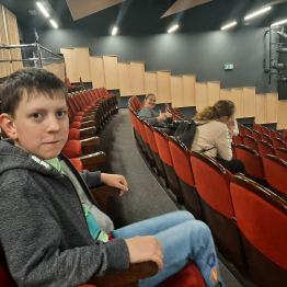 Młodzież na widowni podczas zwiedzania Teatru.