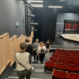 Młodzież na widowni podczas zwiedzania Teatru.