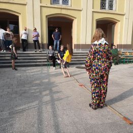 Dzieci i młodzież podczas zabawy.