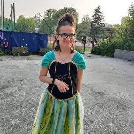 Dzieci i młodzież podczas zabawy.