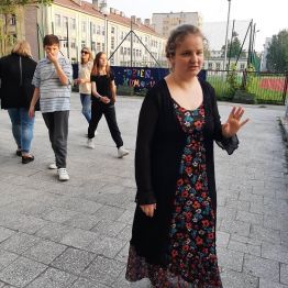 Dzieci i młodzież podczas zabawy.