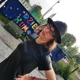 Dzieci i młodzież podczas zabawy.