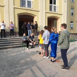 Dzieci i młodzież podczas zabawy.