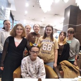 dziewczynki w cukierni