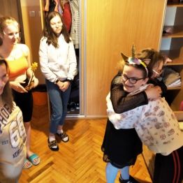 wychowanki składają życzenia jubilatce