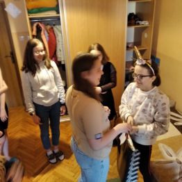wychowanki składają życzenia jubilatce