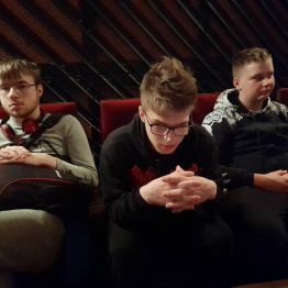 chłopcy w kinie oglądają film
