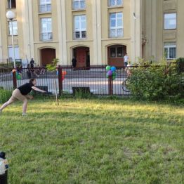 Dziewczyna i chłopiec grają w badmintona.