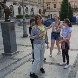 Wychowanki przy figurze Wojaka Szwejka na Placu Litaratów