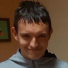 Chłopiec się uśmiecha.