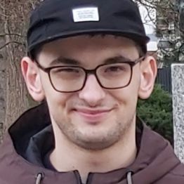Chłopiec się uśmiecha.