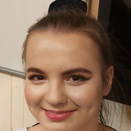 Dziewczynka się uśmiecha.