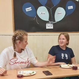 Dziewczynki na urodzinach Oli.