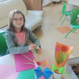 Hania przygotowuje laurkę.
