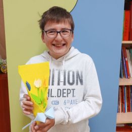 Filip ze swoją laurką.