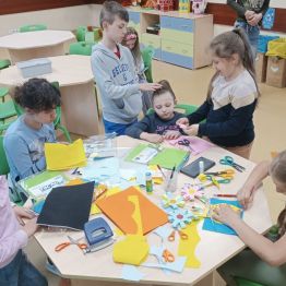Grupa uczniów w trakcie przygotowań upominków dla rodziców.
