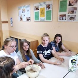 wychowanki mieszają składniki maseczek