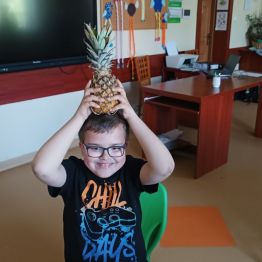 Kacper pozuje z ananasem na głowie... :)