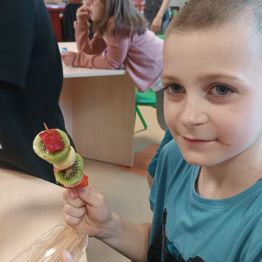 Uczeń ze swoim owocowym szaszłykiem.