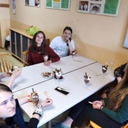 dziewczynki zjadają przygotowany deser