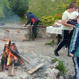 Uczniowie pieką kiełbaski