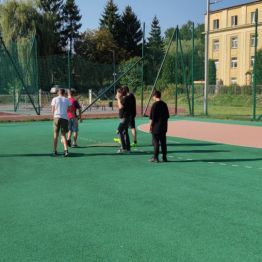 Chłopcy grają w piłkę nożną
