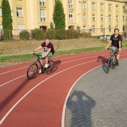 Chłopcy jeżdżą na rowerach.