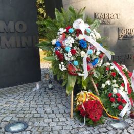 Wieńce i znicze złożone przez obywateli Polski i Stanów Zjednoczonych.