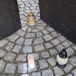 Znicze pod pomnikiem.